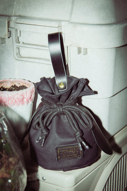 Roavan（ローバン） Gossipy Bunny（ゴシッピーバニー） Shinovy（シノヴィ） ミニサッチェルバッグ。国産牛革と真鍮パーツを使用し、軽くて上品な2way仕様の本革バッグ。普段使いからお出かけまで対応し、使うほどに味わいが深まるエイジングを楽しめます。