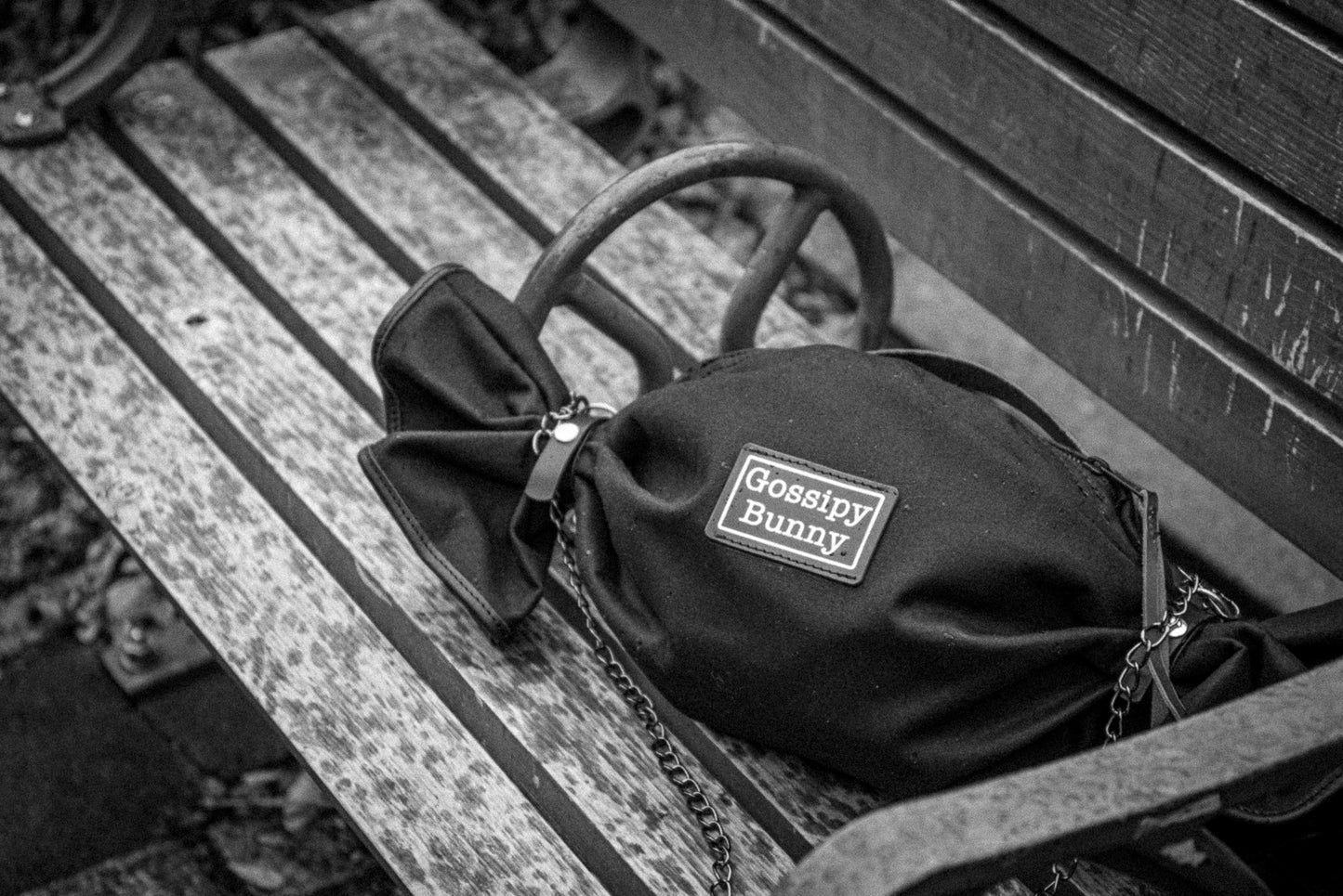 ROAVAN（ローバン） Gossipy Bunny（ゴシッピーバニー） Bonbon Lop（ボンボン・ロップ）のキャンディ形バッグ。岡山県倉敷産11号帆布と国産ブラックレザーを組み合わせ、両端をツイストして束ねた立体構造と真鍮金具、黒ファスナーを採用したショルダー兼ハンドバッグ。