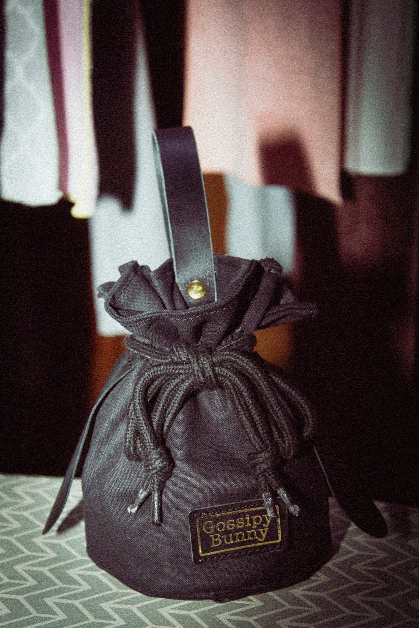 Roavan（ローバン） Gossipy Bunny（ゴシッピーバニー） Shinovy（シノヴィ） ミニサッチェルバッグ。国産牛革と真鍮パーツを使用し、軽くて上品な2way仕様の本革バッグ。普段使いからお出かけまで対応し、使うほどに味わいが深まるエイジングを楽しめます。