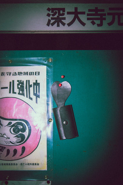 ROAVAN（ローバン） Gossipy Bunny（ゴシッピーバニー）の4連キーケース「Lapino（ラピーノ）」。日本製ブラックレザーと真鍮金具を使用し、ウサギの耳モチーフを備えた縦向きデザイン。本革の経年変化を楽しめる仕様。