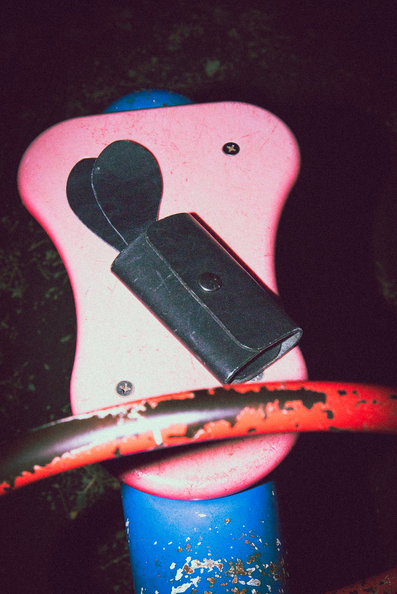 ROAVAN（ローバン） Gossipy Bunny（ゴシッピーバニー）の4連キーケース「Lapino（ラピーノ）」。日本製ブラックレザーと真鍮金具を使用し、ウサギの耳モチーフを備えた縦向きデザイン。本革の経年変化を楽しめる仕様。