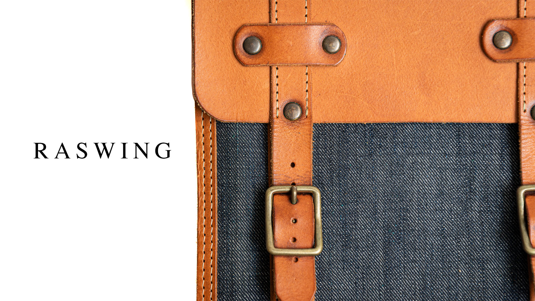 RASWING（ラスウィング）のヒーローバナー画像。栃木レザーの生成りヌメ革と倉敷デニムを組み合わせたバッグのディテールを寄りで撮影し、縫製・真鍮パーツ・素材の質感を強調。クラフトラインとしての手仕事と国産素材の美しさを伝える構図。