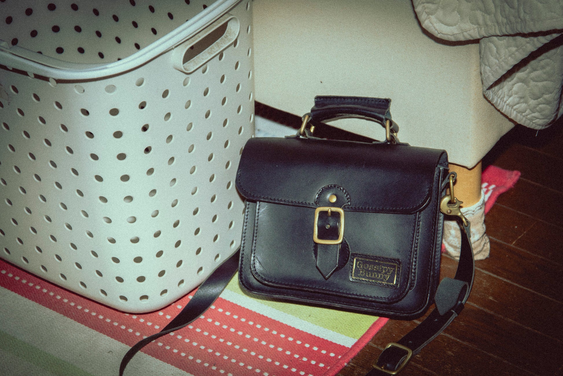 Roavan（ローバン） Gossipy Bunny（ゴシッピーバニー） Shinovy（シノヴィ） ミニサッチェルバッグ。国産牛革と真鍮パーツを使用し、軽くて上品な2way仕様の本革バッグ。普段使いからお出かけまで対応し、使うほどに味わいが深まるエイジングを楽しめます。