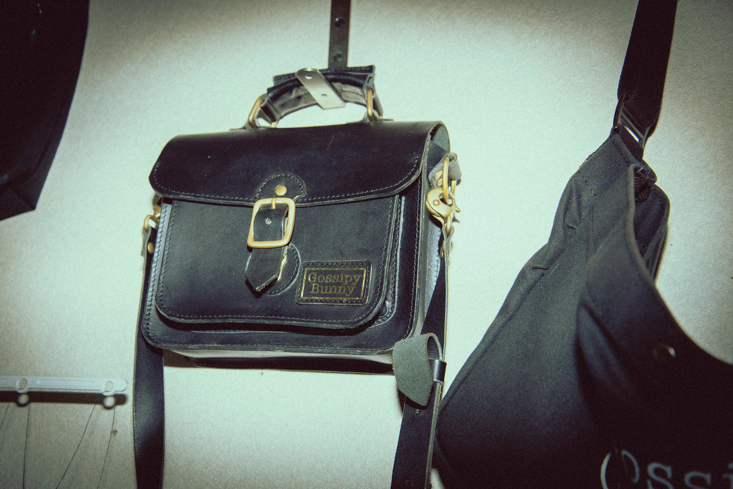 Roavan（ローバン） Gossipy Bunny（ゴシッピーバニー） Shinovy（シノヴィ） ミニサッチェルバッグ。国産牛革と真鍮パーツを使用し、軽くて上品な2way仕様の本革バッグ。普段使いからお出かけまで対応し、使うほどに味わいが深まるエイジングを楽しめます。