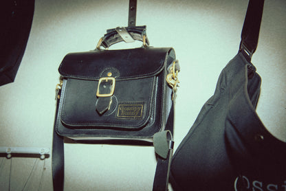 Roavan（ローバン） Gossipy Bunny（ゴシッピーバニー） Shinovy（シノヴィ） ミニサッチェルバッグ。国産牛革と真鍮パーツを使用し、軽くて上品な2way仕様の本革バッグ。普段使いからお出かけまで対応し、使うほどに味わいが深まるエイジングを楽しめます。