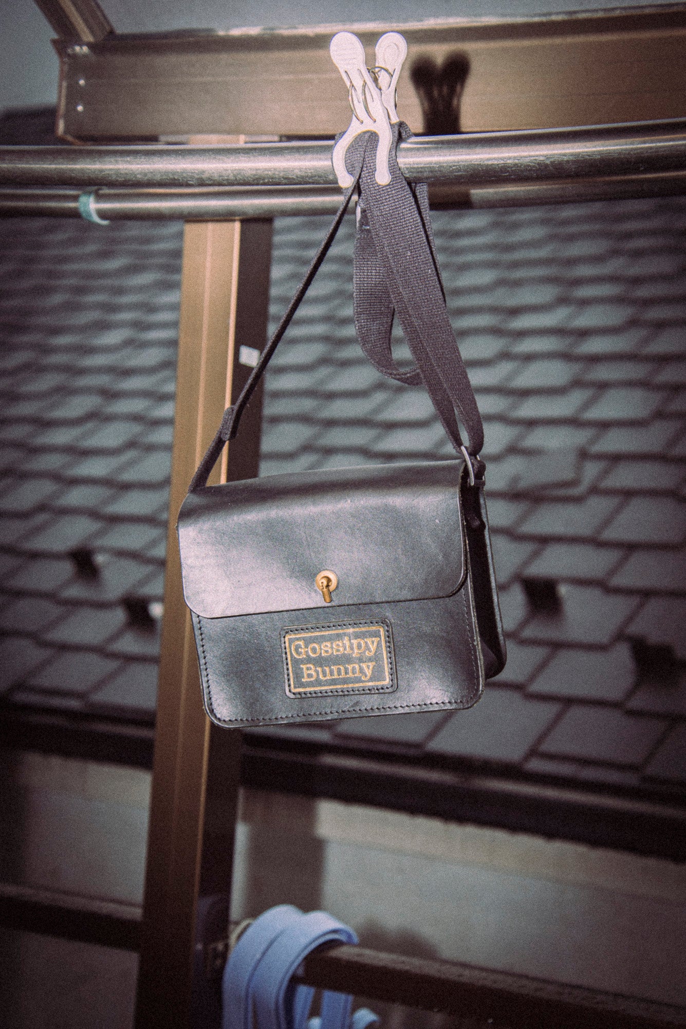 Roavan（ローバン） Gossipy Bunny（ゴシッピーバニー） Toy Box（トイボックス） ショルダーバッグ。国産ブラックレザーを使用した箱型一室構造で、真鍮製はとめ起こしによる片手開閉が可能な、散歩や日常の外出向けレザーバッグ。