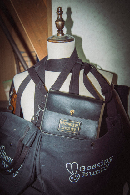 Roavan（ローバン） Gossipy Bunny（ゴシッピーバニー） Toy Box（トイボックス） ショルダーバッグ。国産ブラックレザーを使用した箱型一室構造で、真鍮製はとめ起こしによる片手開閉が可能な、散歩や日常の外出向けレザーバッグ。