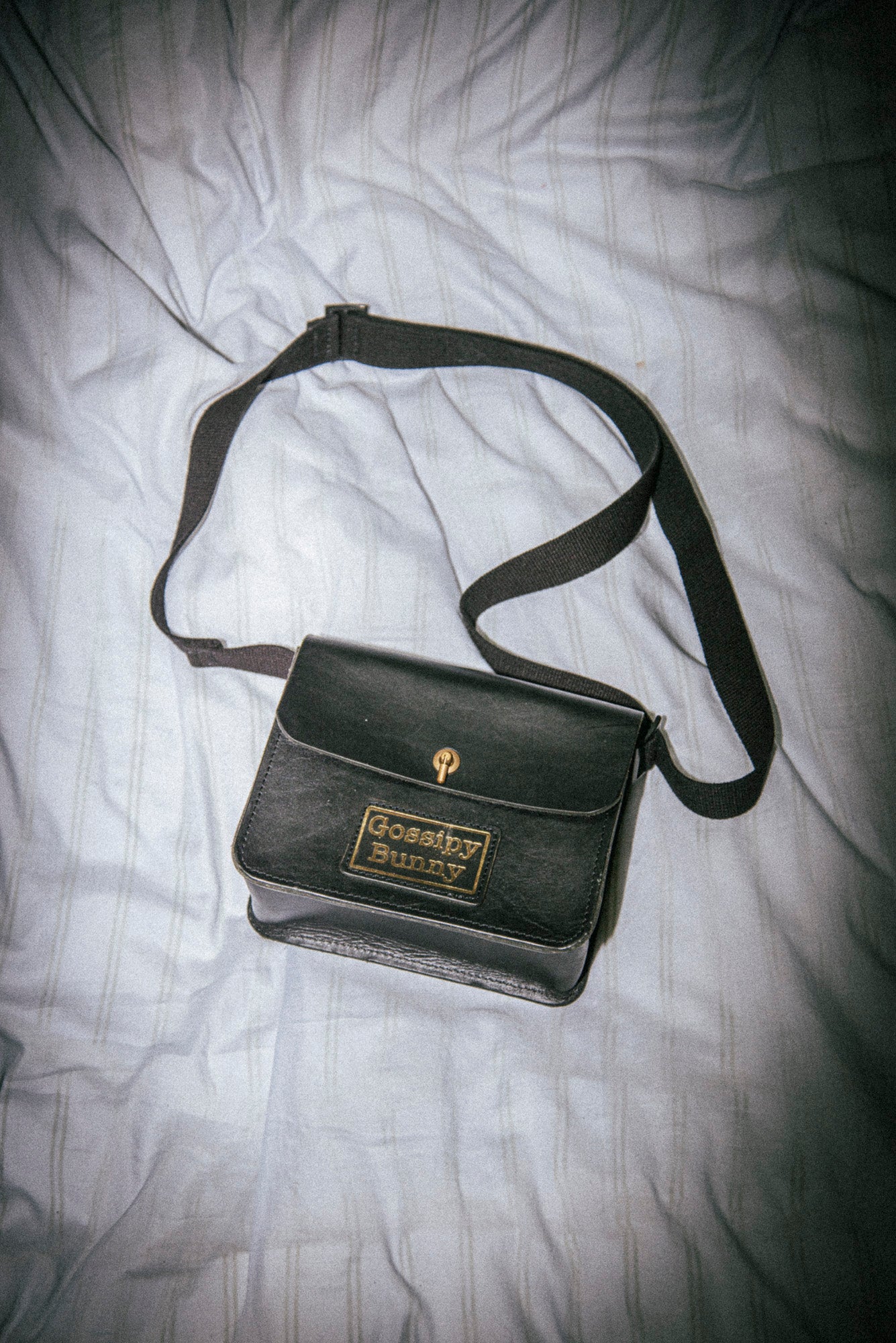 Roavan（ローバン） Gossipy Bunny（ゴシッピーバニー） Toy Box（トイボックス） ショルダーバッグ。国産ブラックレザーを使用した箱型一室構造で、真鍮製はとめ起こしによる片手開閉が可能な、散歩や日常の外出向けレザーバッグ。