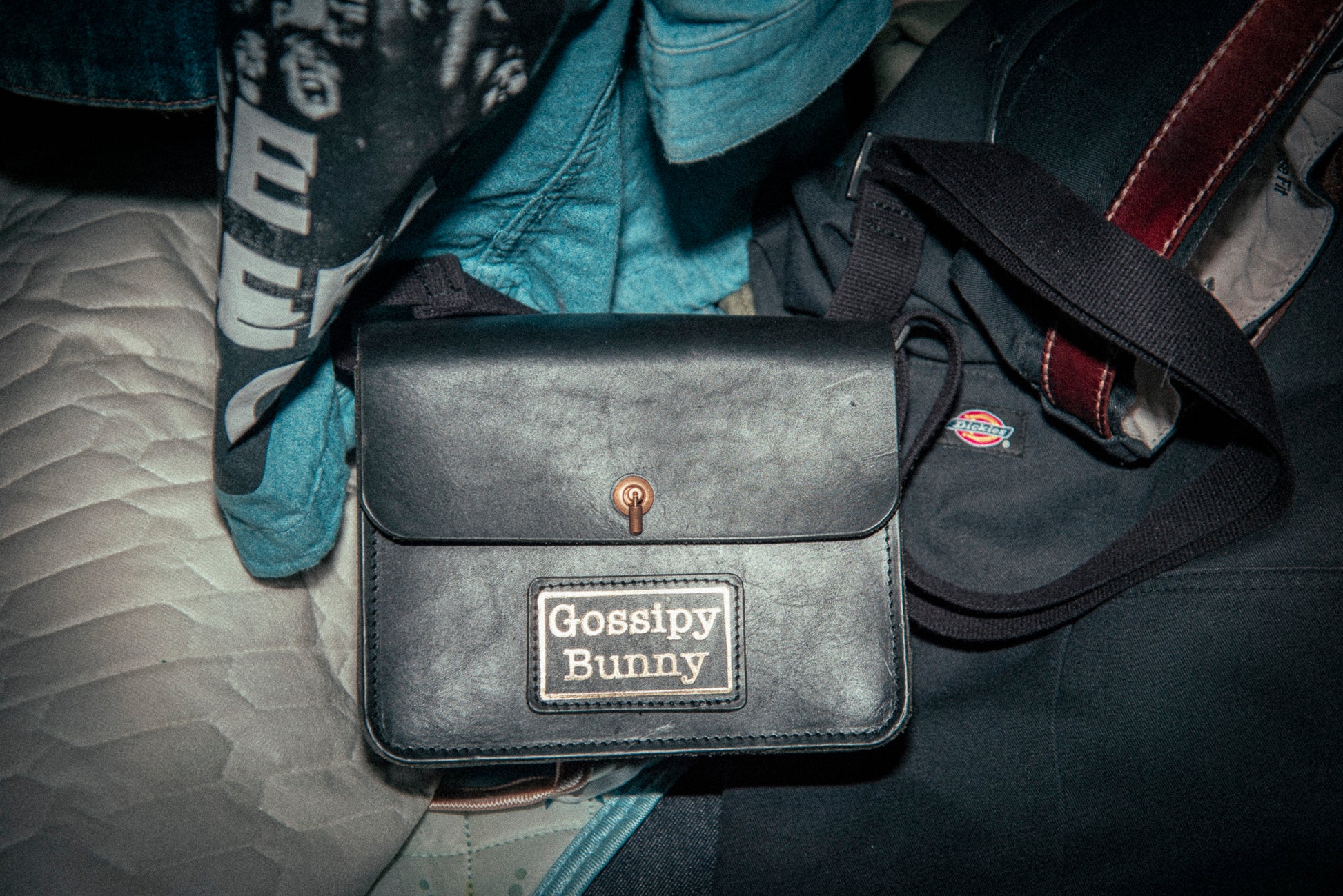 Roavan（ローバン） Gossipy Bunny（ゴシッピーバニー） Toy Box（トイボックス） ショルダーバッグ。国産ブラックレザーを使用した箱型一室構造で、真鍮製はとめ起こしによる片手開閉が可能な、散歩や日常の外出向けレザーバッグ。